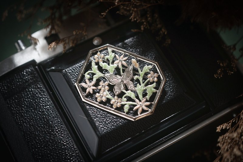 [Old jewelry/Western old pieces] VINTAGE butterfly carved vintage brooch - เข็มกลัด - โลหะ สีเงิน