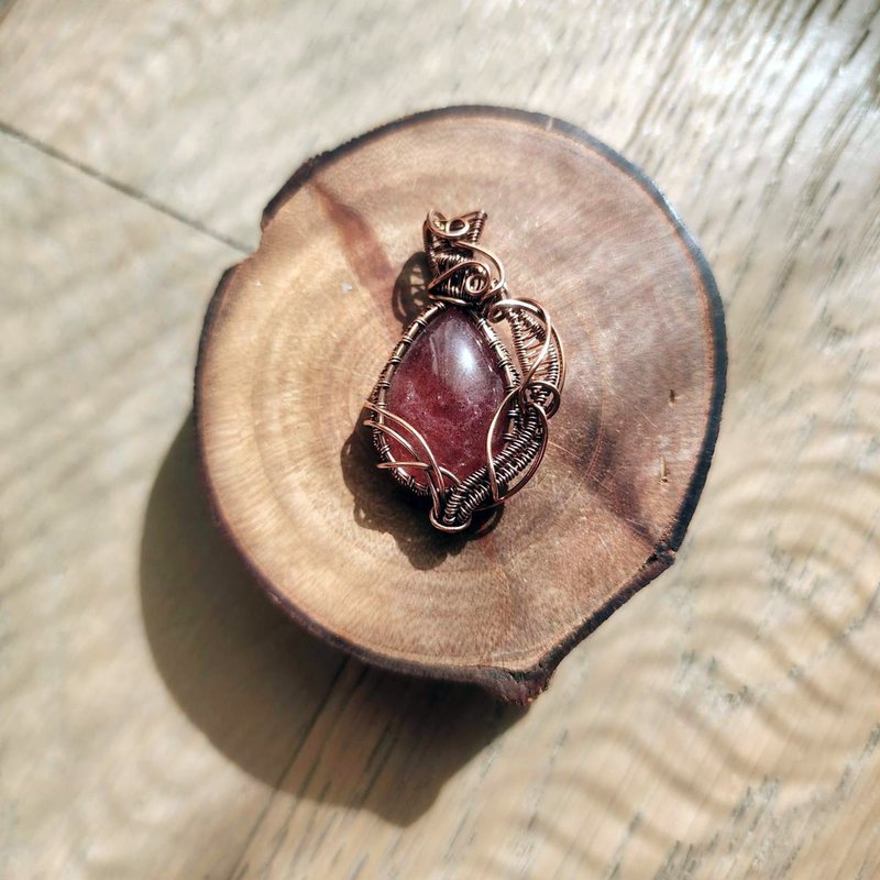 [Handmade by Qu Shuichen] Strawberry crystal metal wire braided pendant - สร้อยคอ - เครื่องเพชรพลอย สึชมพู