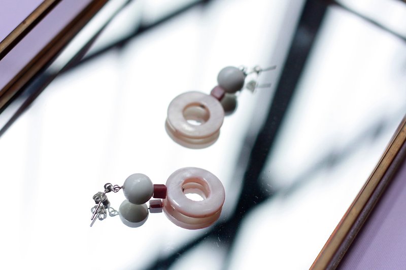 Simple Pink Seashell Earrings - Sterling Silver Ear Studs - ต่างหู - เครื่องเพชรพลอย สึชมพู