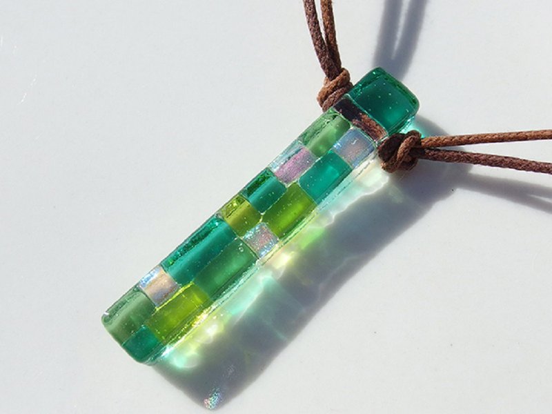 オーロラガラス(おーろら【エメラルド】)ネックレス【アロマペンダントに変更可】【受注制作】 - 項鍊 - 玻璃 綠色