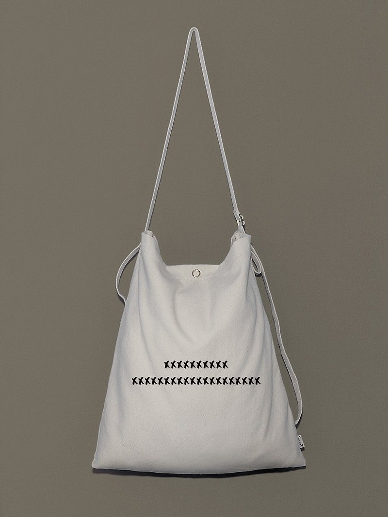 Guest text ● canvas bag graffiti body small word original design - portable shoulder adjustable length - กระเป๋าแมสเซนเจอร์ - ผ้าฝ้าย/ผ้าลินิน ขาว