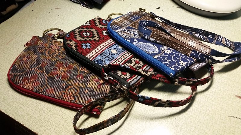 AMIN'S SHINY WORLD 手工客製民族風頸掛手機小物包(賣場布料皆可客製) - 長短皮夾/錢包 - 紙 多色