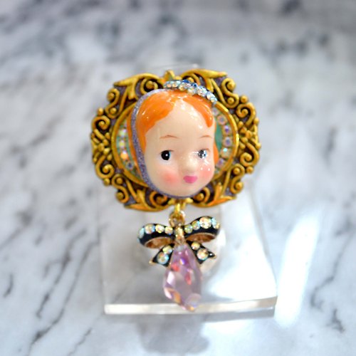 TIMBEE LO shop 立體啡髮娃娃綴水晶寶石裝飾巴洛克雕花框黃銅戒指
