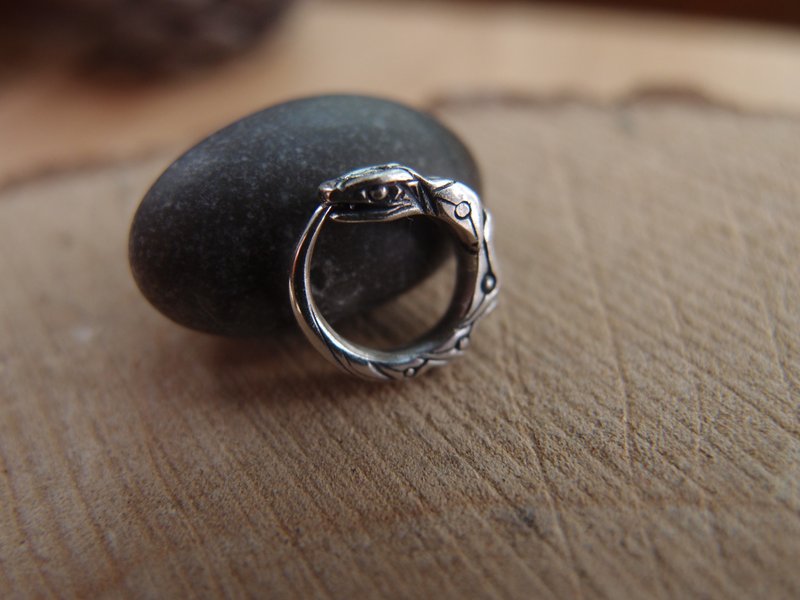 Sterling Silver ouroboros snake huggie hoop Single earring 10mm, 0.4 inch - 耳環/耳夾/耳骨夾 - 純銀 銀色