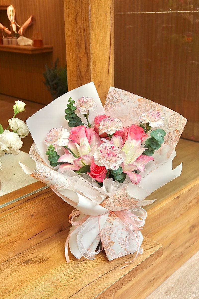 霞光依依 玫瑰百合康乃馨手綁花束 母親節祝福限定 - 乾燥花/永生花 - 植物．花 粉紅色