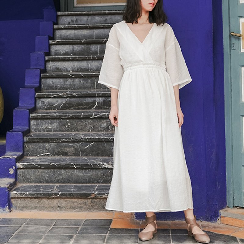 White magic light V-collar holiday wind dress two-piece suit beautiful can not describe loose loose waist texture dress in the wind today, the sun suddenly so gentle Mayday | vitatha Fan Tata original design independent women's brand - ชุดเดรส - เส้นใยสังเคราะห์ ขาว