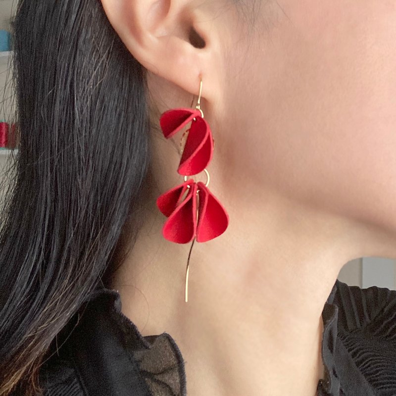 Gorgeous swaying petal earrings, leather accessories, birthday present - Earrings & Clip-ons - Genuine Leather Red