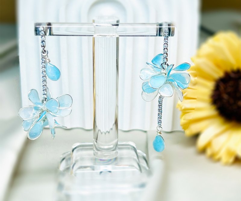 Hua Xin Rabbit x Ke Luohua joint crystal flower earrings_Water Flower - ต่างหู - โลหะ สีเงิน