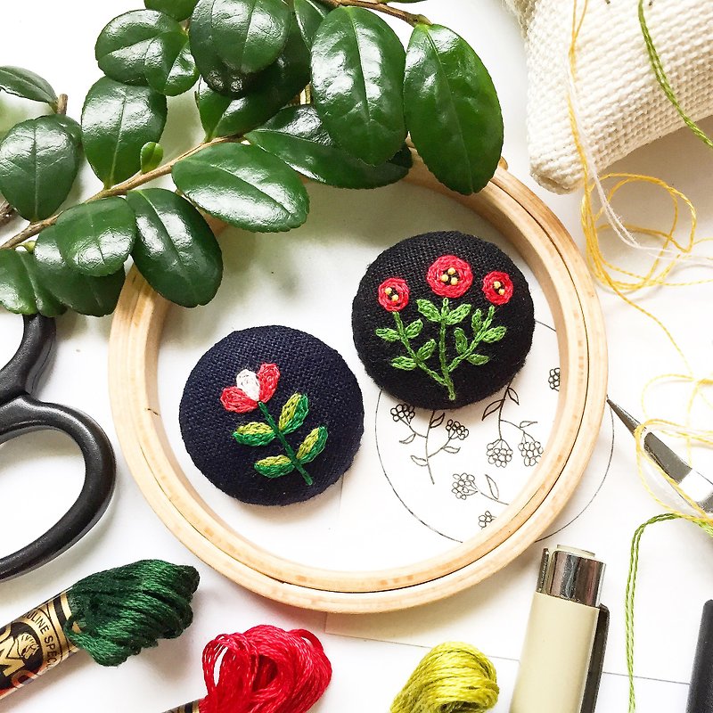 . Japanese finch embroidery. Flower series hand-embroidered brooch / necklace pendant G - Brooches - Thread Black