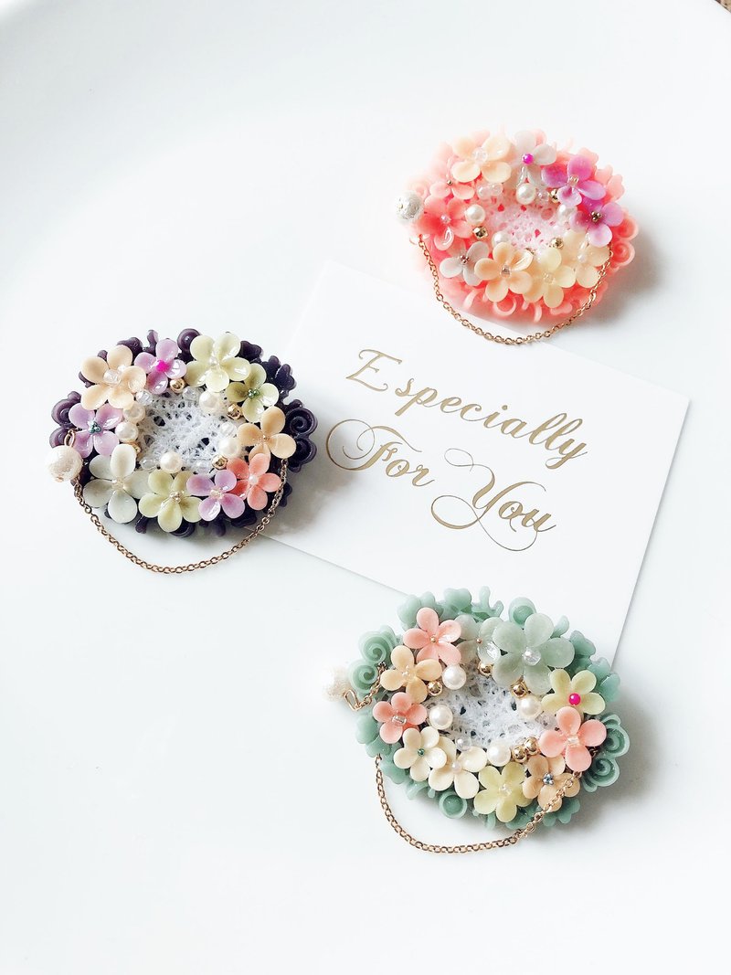 Flowers Bloom In Spring* handmade small flower clay brooch - เข็มกลัด - ดินเหนียว หลากหลายสี