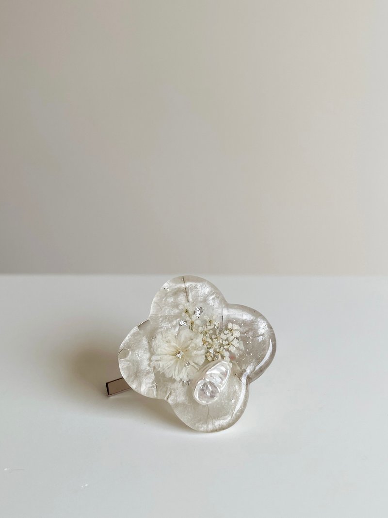 Moonlight lucky flower hairpin. Hairpin/Pearl/Dried Flower - เครื่องประดับผม - เรซิน สีเงิน