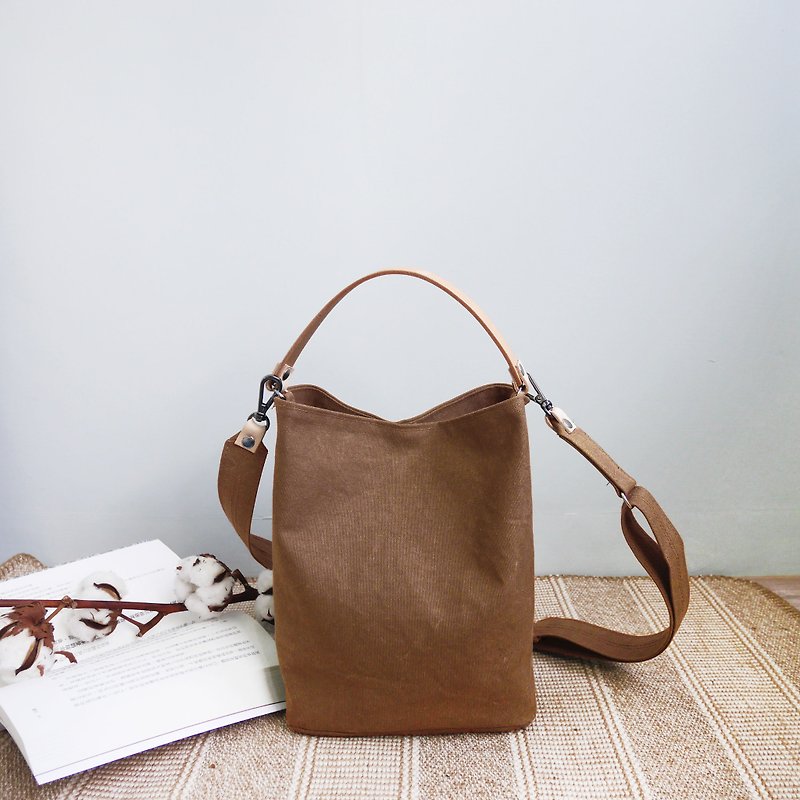 Textured canvas MINI bucket bag Mini bucket bag - กระเป๋าแมสเซนเจอร์ - ผ้าฝ้าย/ผ้าลินิน สีนำ้ตาล