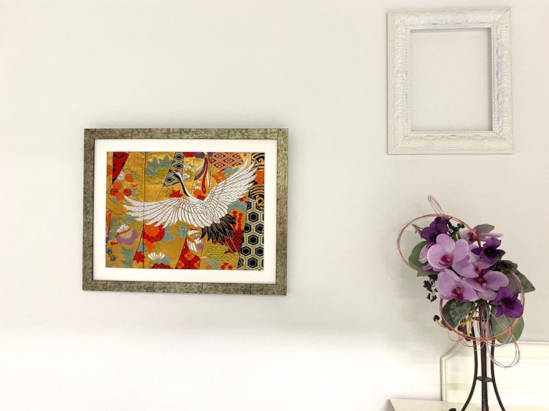 The art panel made from Japanese bride Kimono　Auspicious pattern Crane　045 - ตกแต่งผนัง - ผ้าไหม สีทอง