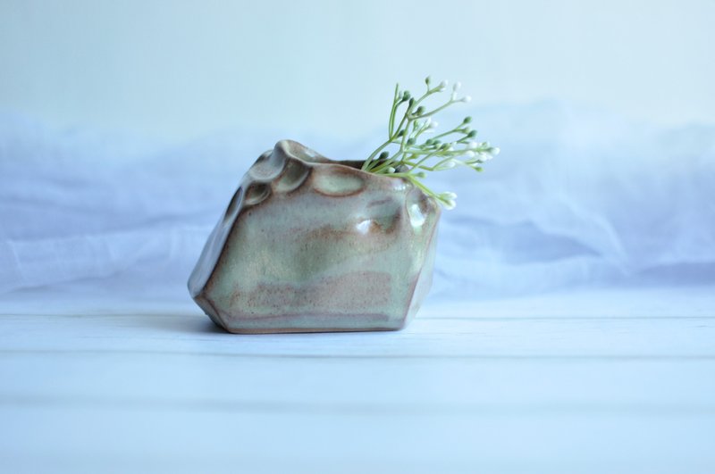 Heyu Soap ・手捏陶花器・陶土製・自然釉色・手工生活器皿 - 花瓶/花器 - 植物．花 綠色