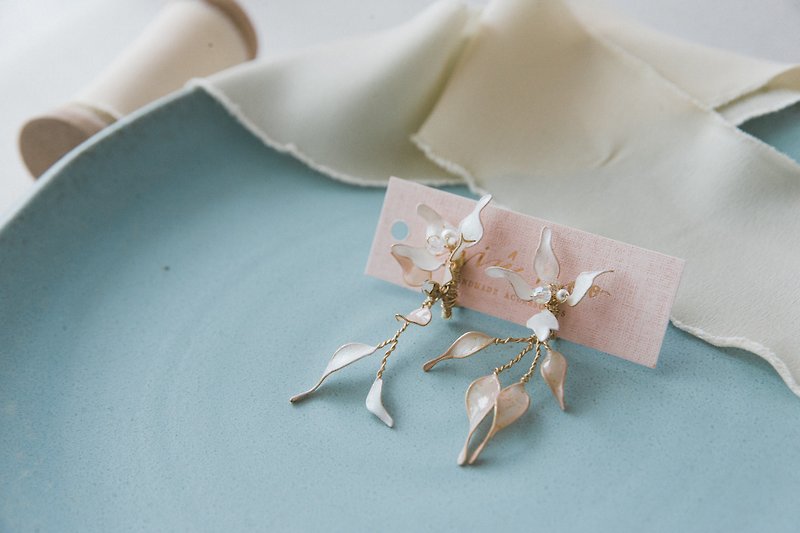 New Arrival x Bridal Earrings // Asymmetric pink and white resin flower clip earrings ER032 - Earrings & Clip-ons - Other Materials Multicolor