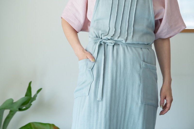 ３重ガーゼ　胸もとギャザーのエプロン【ジュニパーベリー染／Organic Cotton】 - 圍裙 - 棉．麻 藍色