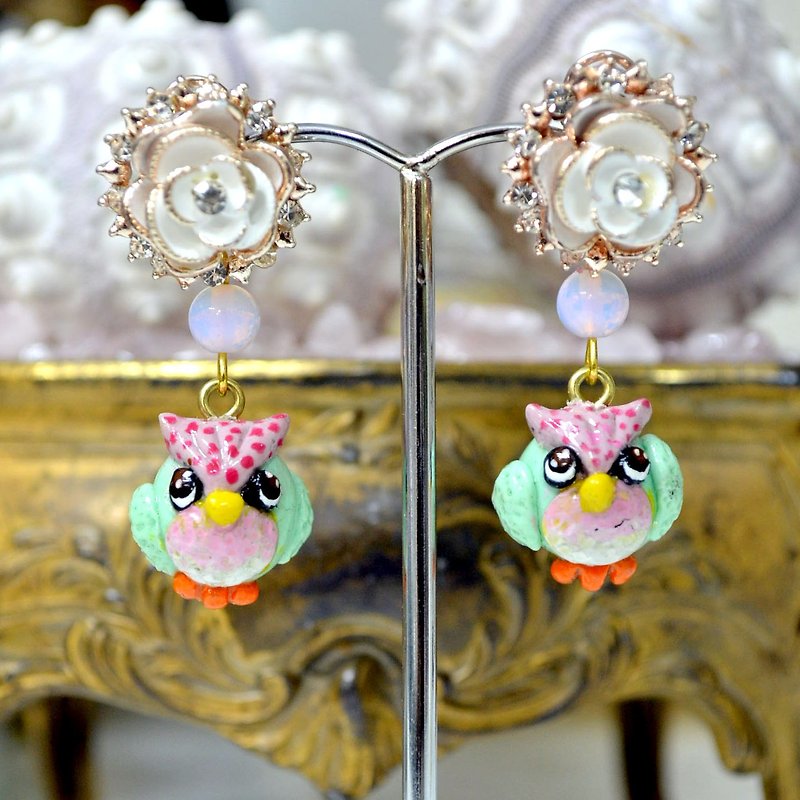 TIMBEE LO Handmade Little Owl Earrings - ต่างหู - เรซิน หลากหลายสี