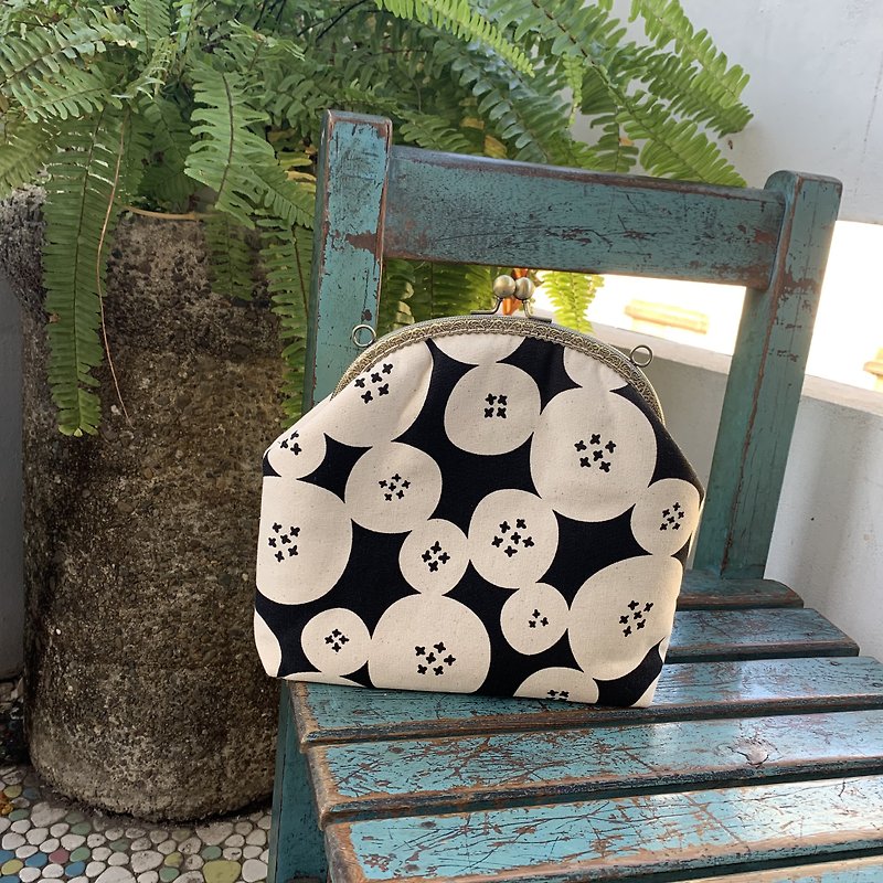 Button kiss lock bag, dot kiss lock bag[Exchange gift] - Messenger Bags & Sling Bags - Cotton & Hemp Black