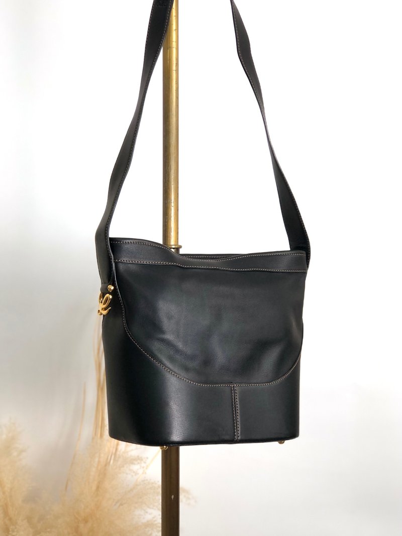 【 日本直送　名牌中古包 】LOEWE ロエベ ショルダーバッグ ブラック チャーム レザー vintage ヴィンテージ オールド zkuvfd - 側背包/斜背包 - 真皮 黑色