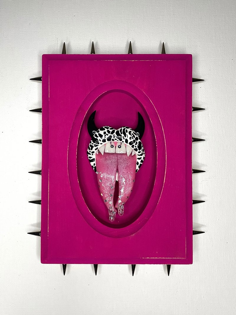 Wall art. Pink wooden frame with cow's lips. - 壁貼/牆壁裝飾 - 黏土 