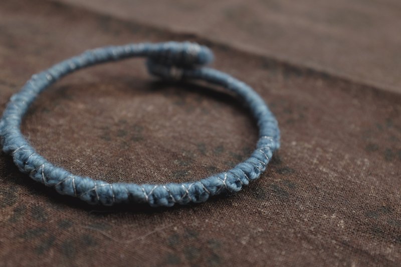 Indigo dyed wool bracelet 天然藍染手鐲 no.1/6 - 手鍊/手環 - 羊毛 藍色