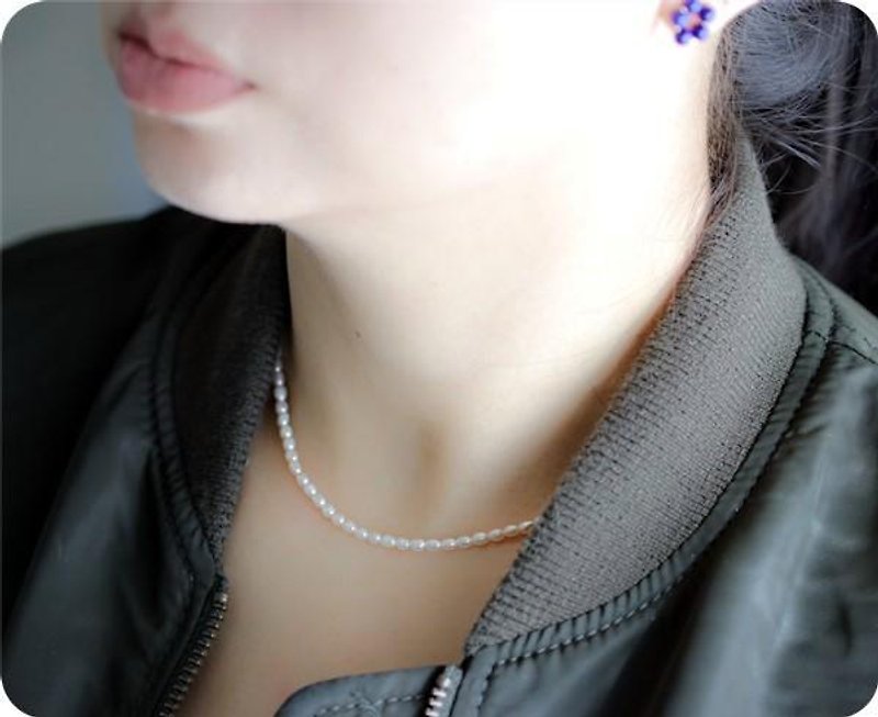 Baby freshwater pearl pearls Simple all-purpose necklace June birthstone for stacking - สร้อยคอ - เครื่องเพชรพลอย ขาว