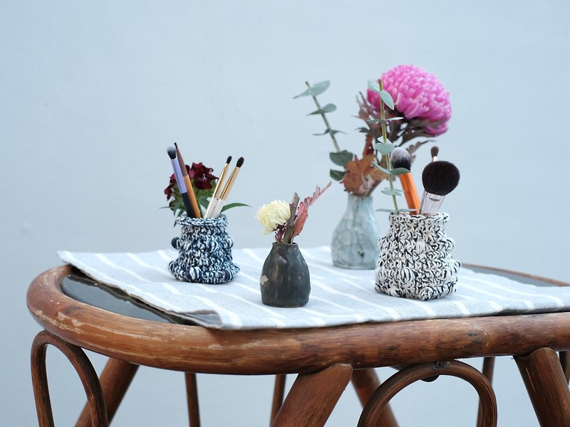 Black and white woven vase—makeup brush holder—pen holder - เซรามิก - ลินิน 