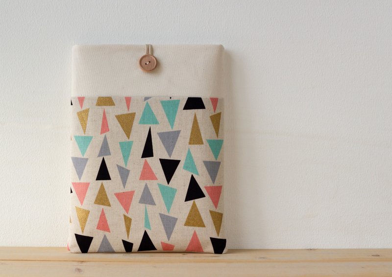 Light laptop case Scandinavian triangle No. 11 canvas wood button - เคสแท็บเล็ต - ผ้าฝ้าย/ผ้าลินิน หลากหลายสี