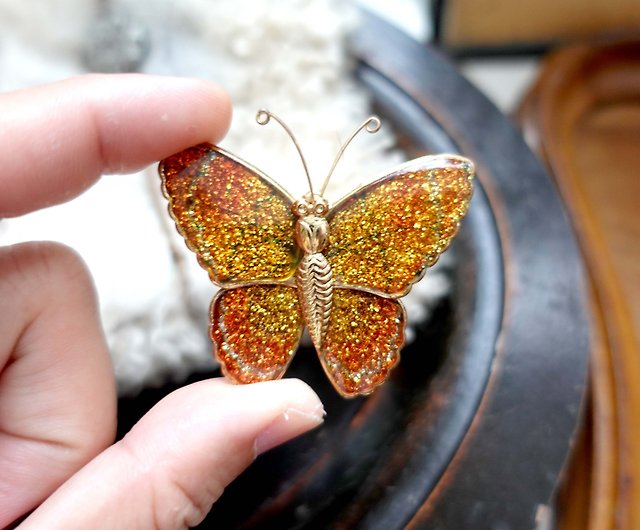 Japanese antique gold-plated glitter butterfly heart pin brooch pin  high-end second-hand vintage light jewelry - Shop Mr.Travel Genius Antique shop  Brooches - Pinkoi