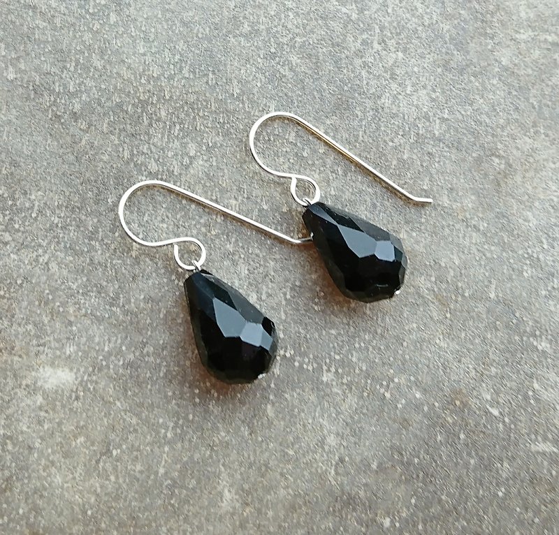 Faceted Black Glass Earrings - ต่างหู - แก้ว สีดำ