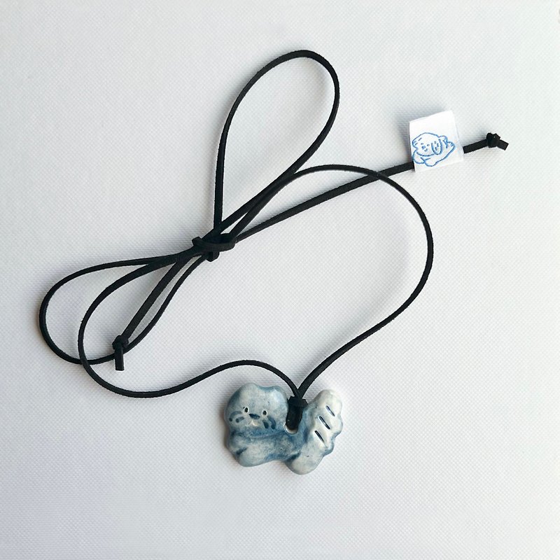merry milky hand pinch white porcelain necklace | cat - สร้อยคอ - เครื่องลายคราม สีน้ำเงิน