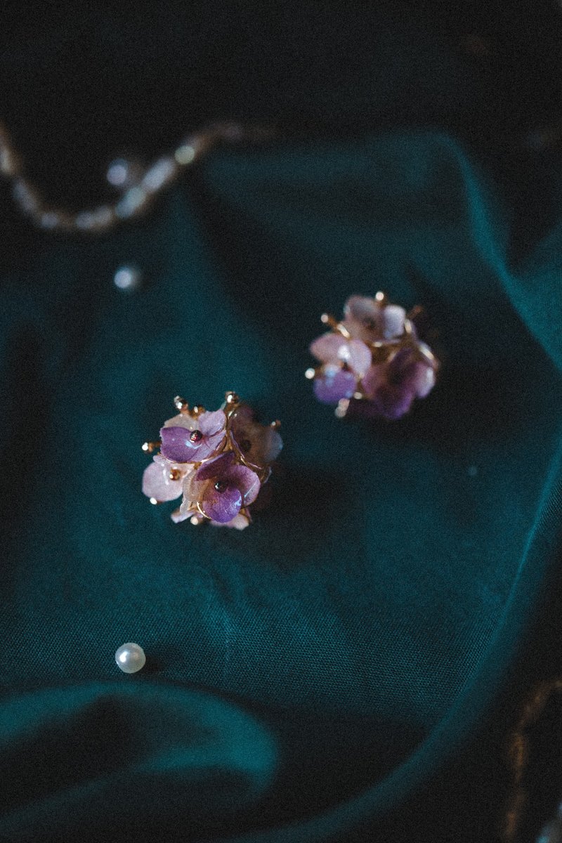 Hydrangea leaf veins dreamy gradient amethyst flower resin earrings can be changed to Clip-On ear pins - ต่างหู - เรซิน สีม่วง