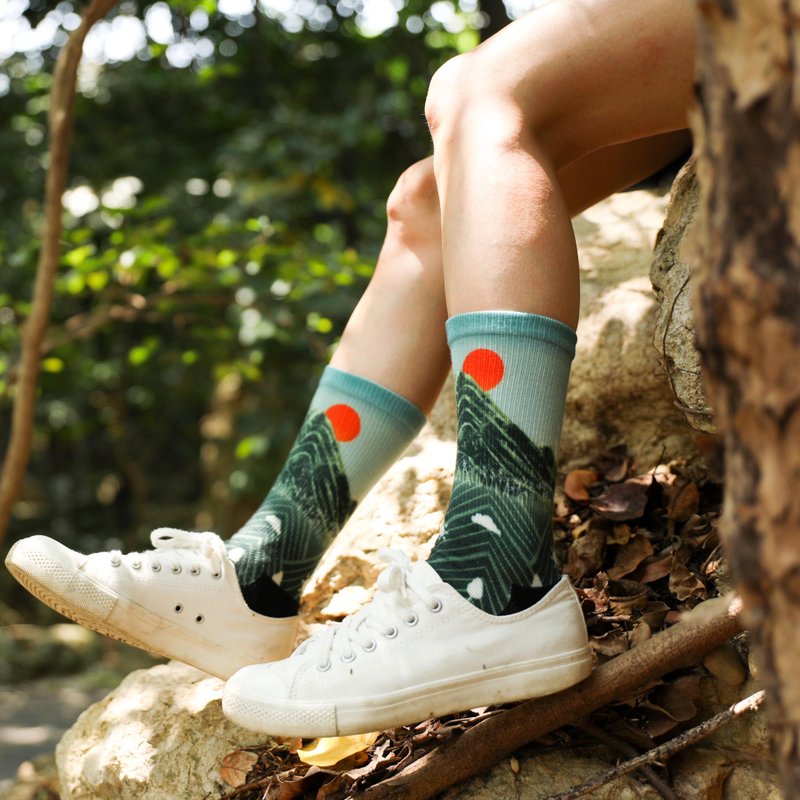 [Small Creation Socks] Matcha Mountain/Taiwan Baiyue Mountain Series Mountaineering Socks Sports Mid-tube Socks - Socks - Eco-Friendly Materials 