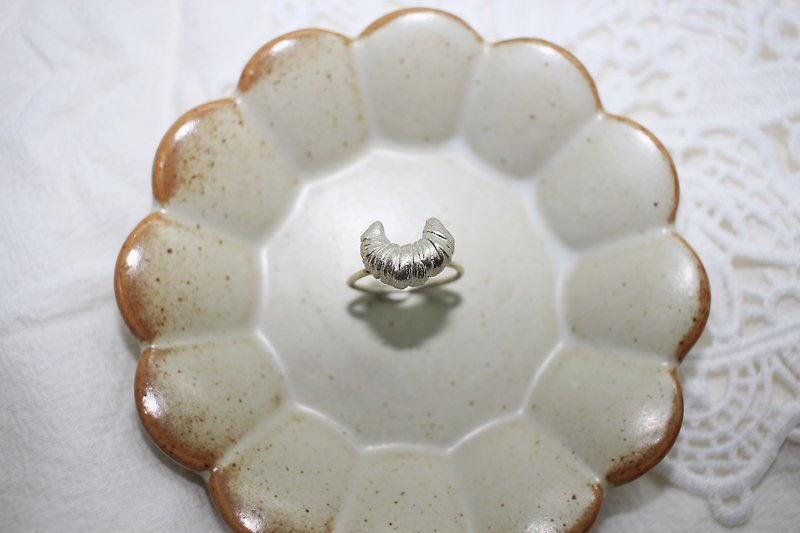 Croissant Sterling Silver Ring - แหวนทั่วไป - เงินแท้ สีเงิน