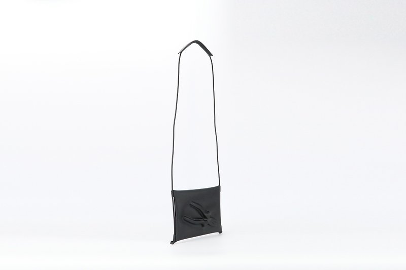 POMCH-VF MATTE Pliers three-dimensional pattern shoulder/cross-body bag - กระเป๋าแมสเซนเจอร์ - พลาสติก สีดำ