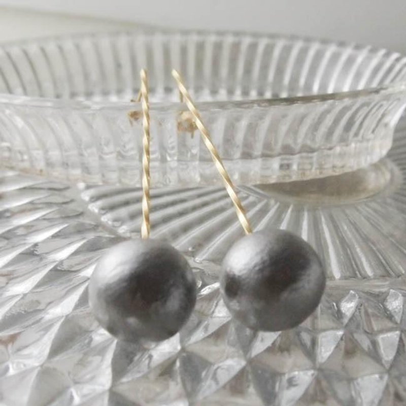 twist cotton pearl earrings (L) 【FP218】 gray - ต่างหู - โลหะ สีทอง