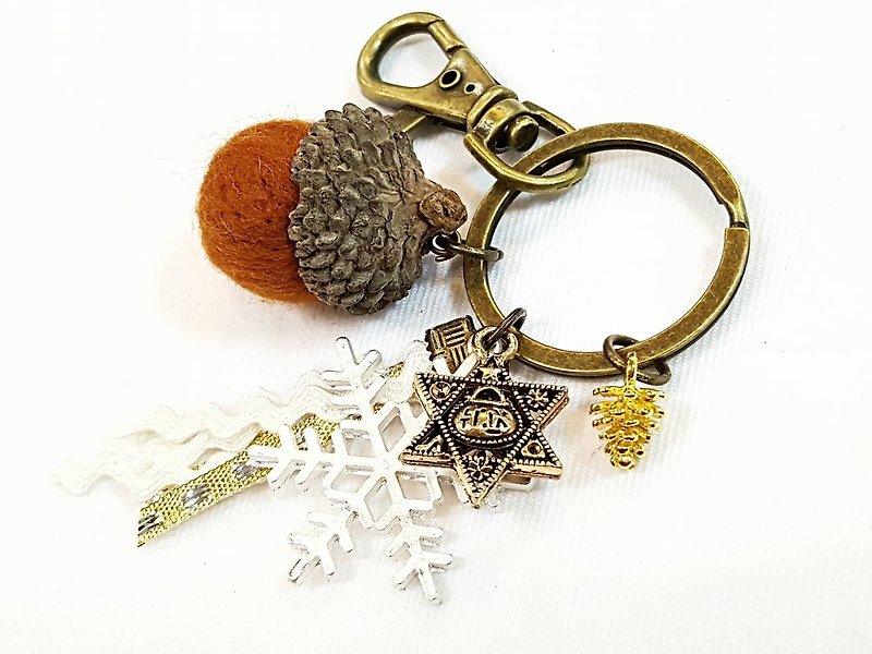 Paris*Le Bonheun. Forest of happiness. Six-pointed star. Wool felt acorns. Pine cone key ring - Keychains - Other Metals Brown