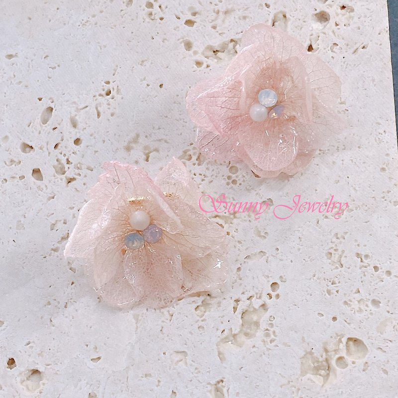 Real Flower Jewelry Pink Gradient Flower Earrings - ต่างหู - วัสดุอื่นๆ สึชมพู