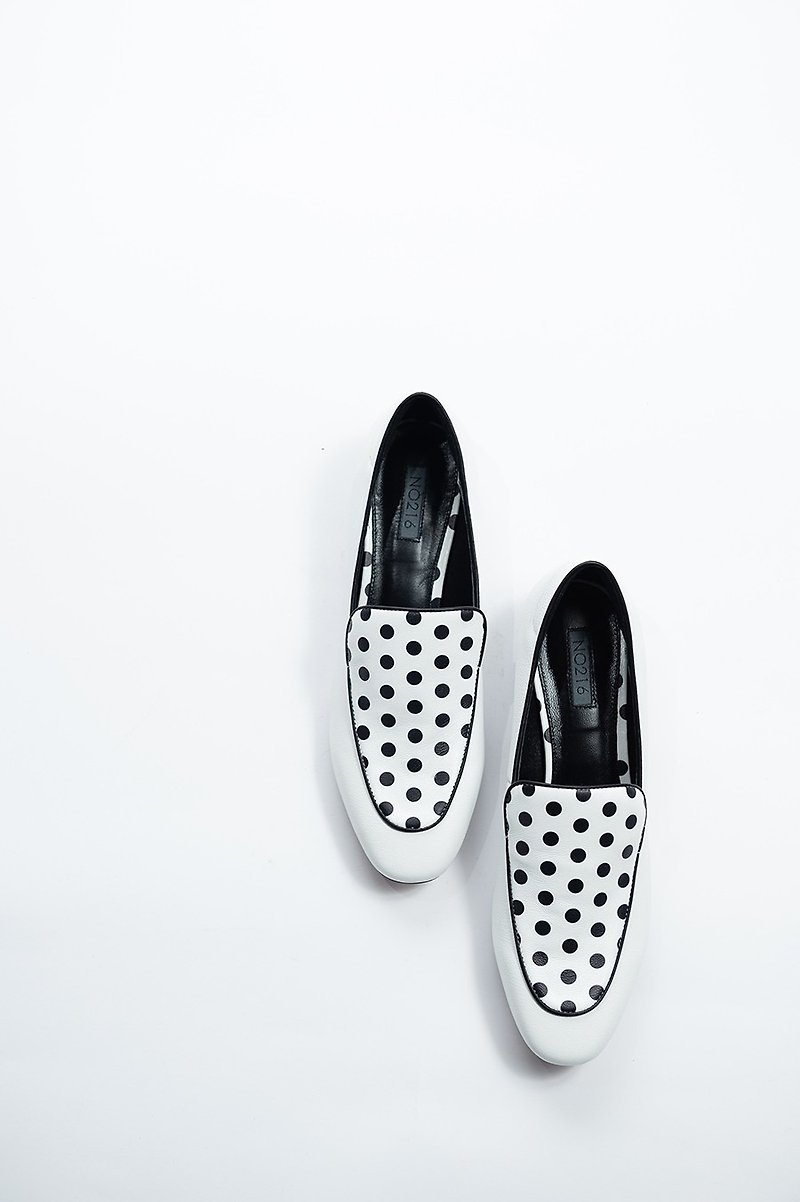Dotted classic round leather shoes white - รองเท้าหนังผู้หญิง - หนังแท้ ขาว