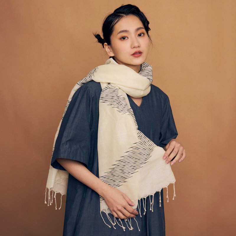 Migratory Bird Land hand-knit scarf - ผ้าพันคอถัก - ผ้าฝ้าย/ผ้าลินิน ขาว