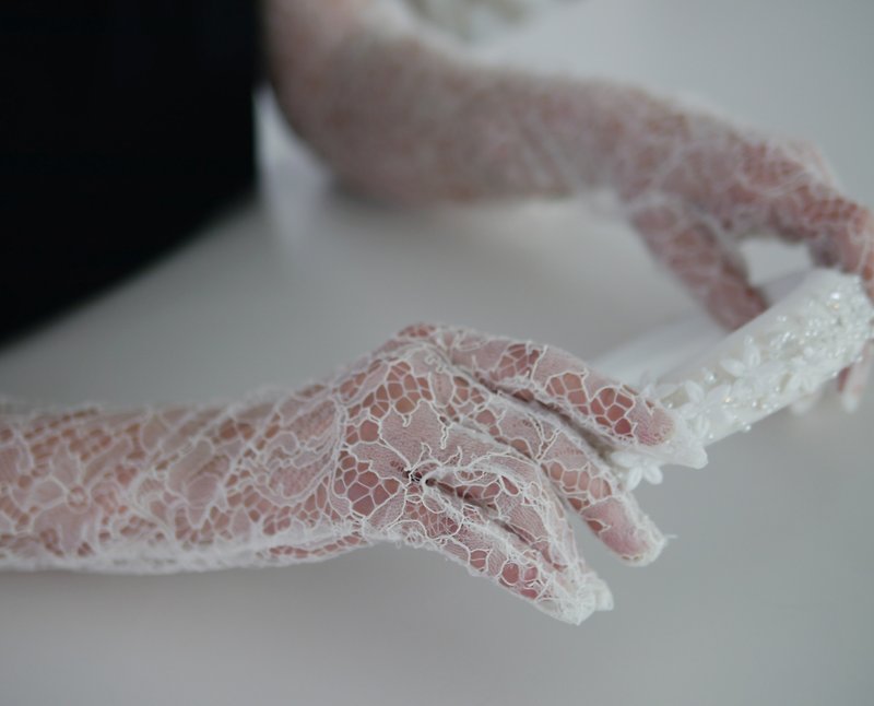 M&H Advanced French Lace Handmade Long Gloves - ถุงมือ - วัสดุอื่นๆ ขาว