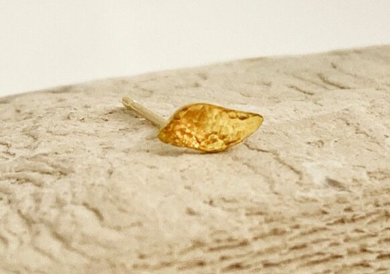 K24 Pure Gold Leaf ◇ Small pure gold K18 post leaf earrings ◇ Stud earrings ◇ One ear ~ ◇ Limited to 1 - ต่างหู - โลหะ 
