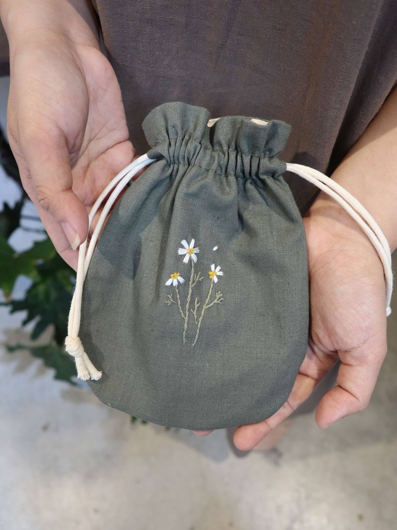 小菊花手刺繡束口袋/收納袋 - 束口袋/束口背包/水桶包 - 棉．麻 綠色