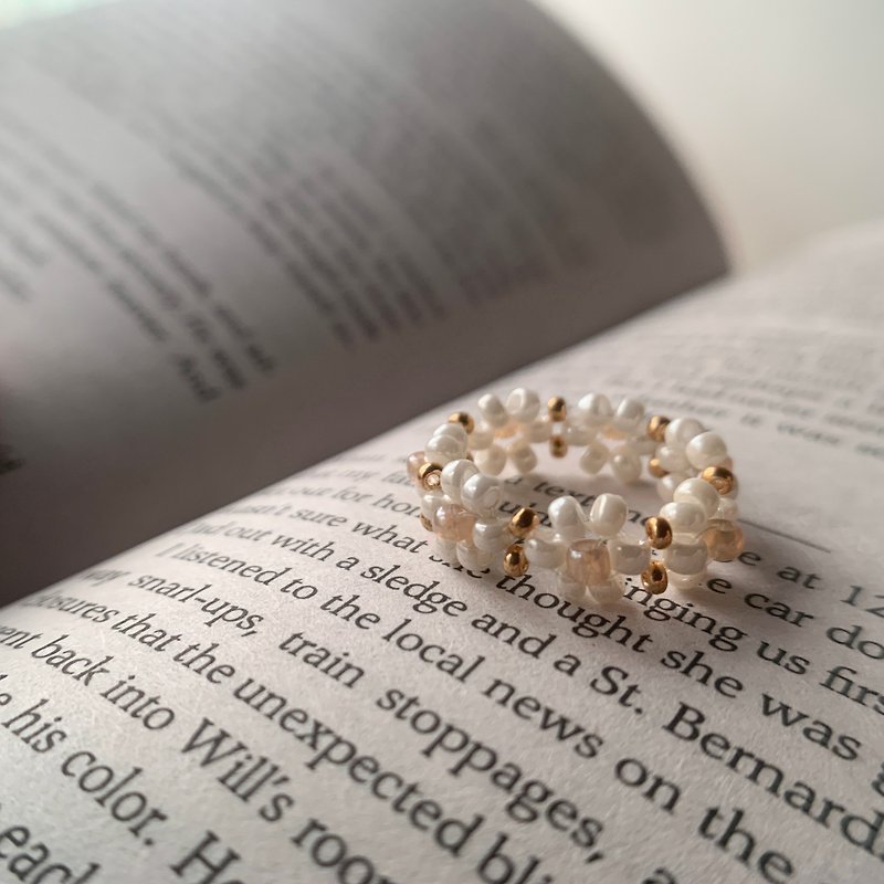 Les Clairs Handcrafted Champagne White Nude Floral Gold Beaded Ring - แหวนทั่วไป - อะคริลิค ขาว