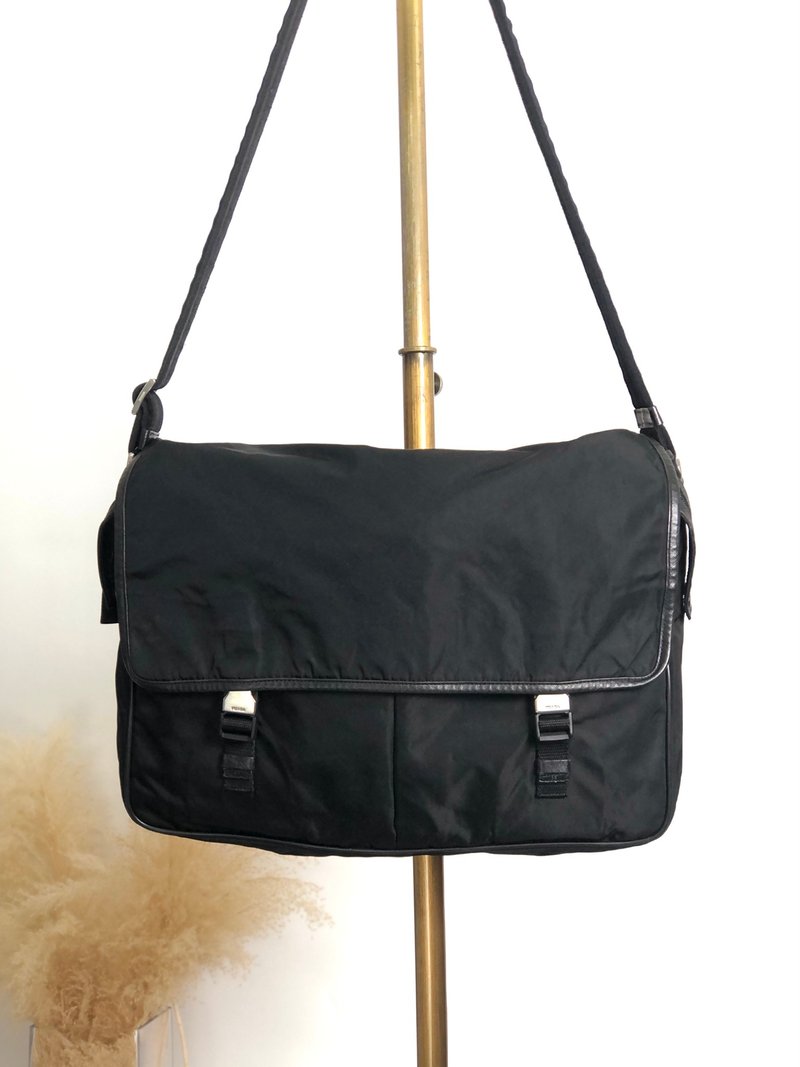 【 日本直送　名牌中古包 】PRADA プラダ ショルダーバッグ ブラック トライアングルロゴ フロントバックル メッセンジャーバッグ オールド n6kgte - 側背包/斜背包 - 尼龍 黑色