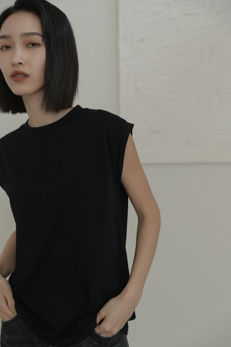 [Brand original] Essential neat turned-back sleeves plain black - เสื้อยืดผู้หญิง - ผ้าฝ้าย/ผ้าลินิน สีดำ
