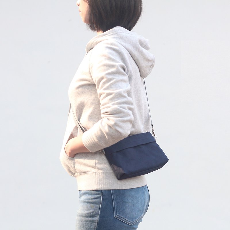Carry-on bag/cross-body bag/Japanese canvas-Prussian blue - กระเป๋าคลัทช์ - ผ้าฝ้าย/ผ้าลินิน สีน้ำเงิน