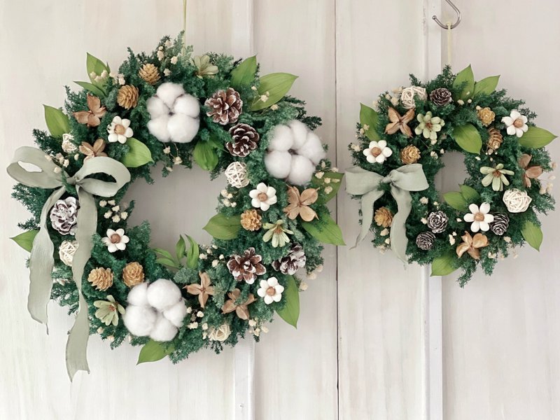 【手作課程】聖誕節永生雪松大小花圈-迷霧森林 - 植栽/花藝 - 植物．花 