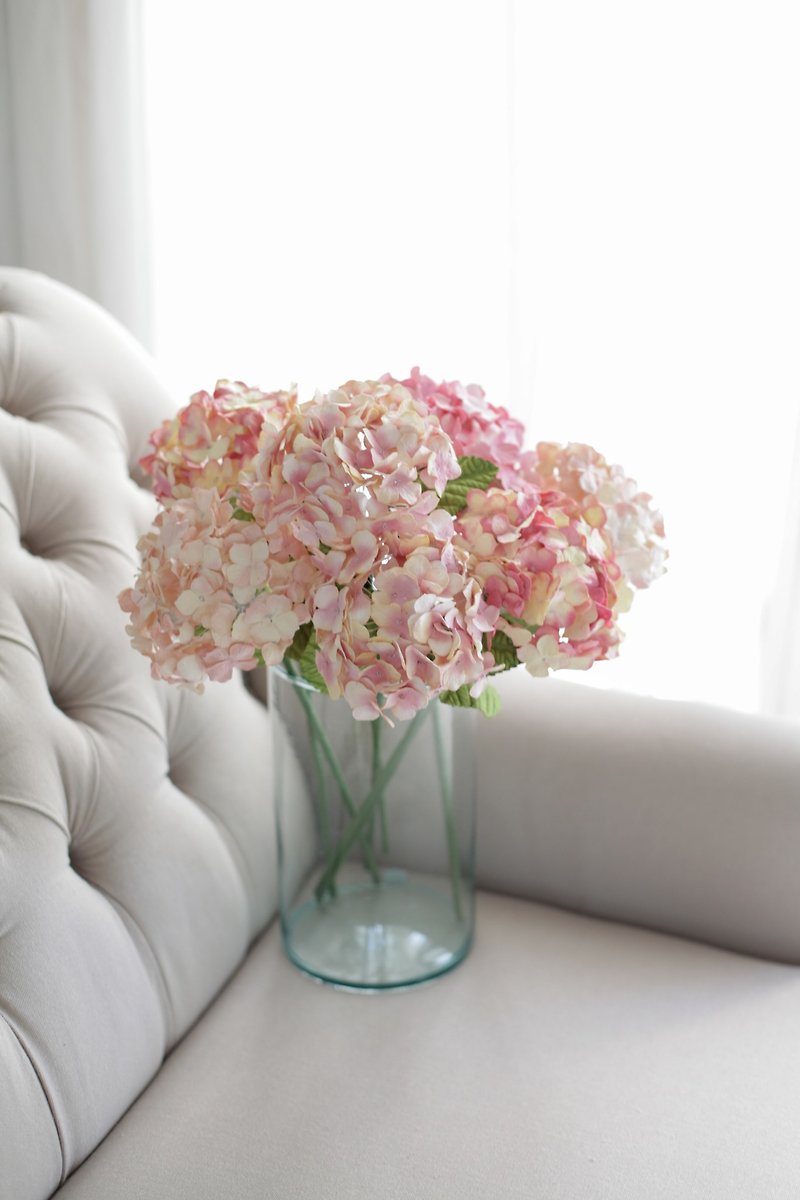 PRM010 : ดอกไฮเดรนเยียสำหรับตกแต่งบ้าน  เซ็ทดอกไม้พร้อมตกแต่งแจกัน ในโทนสีชมพูครีม - ของวางตกแต่ง - กระดาษ สึชมพู
