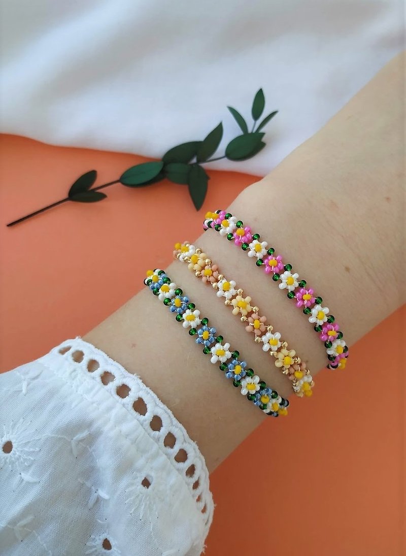 Daisy Bracelet. White Delicate Flower jewellery. Beaded flower bracelet for wom. - Bracelets - Glass Pink